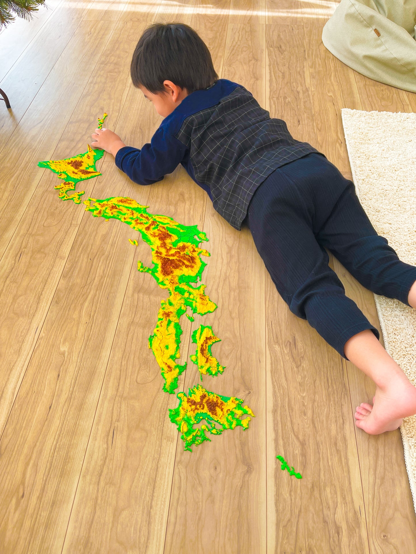子どもが立体都道府県パズル、３D日本地図パズルで遊んでいる。