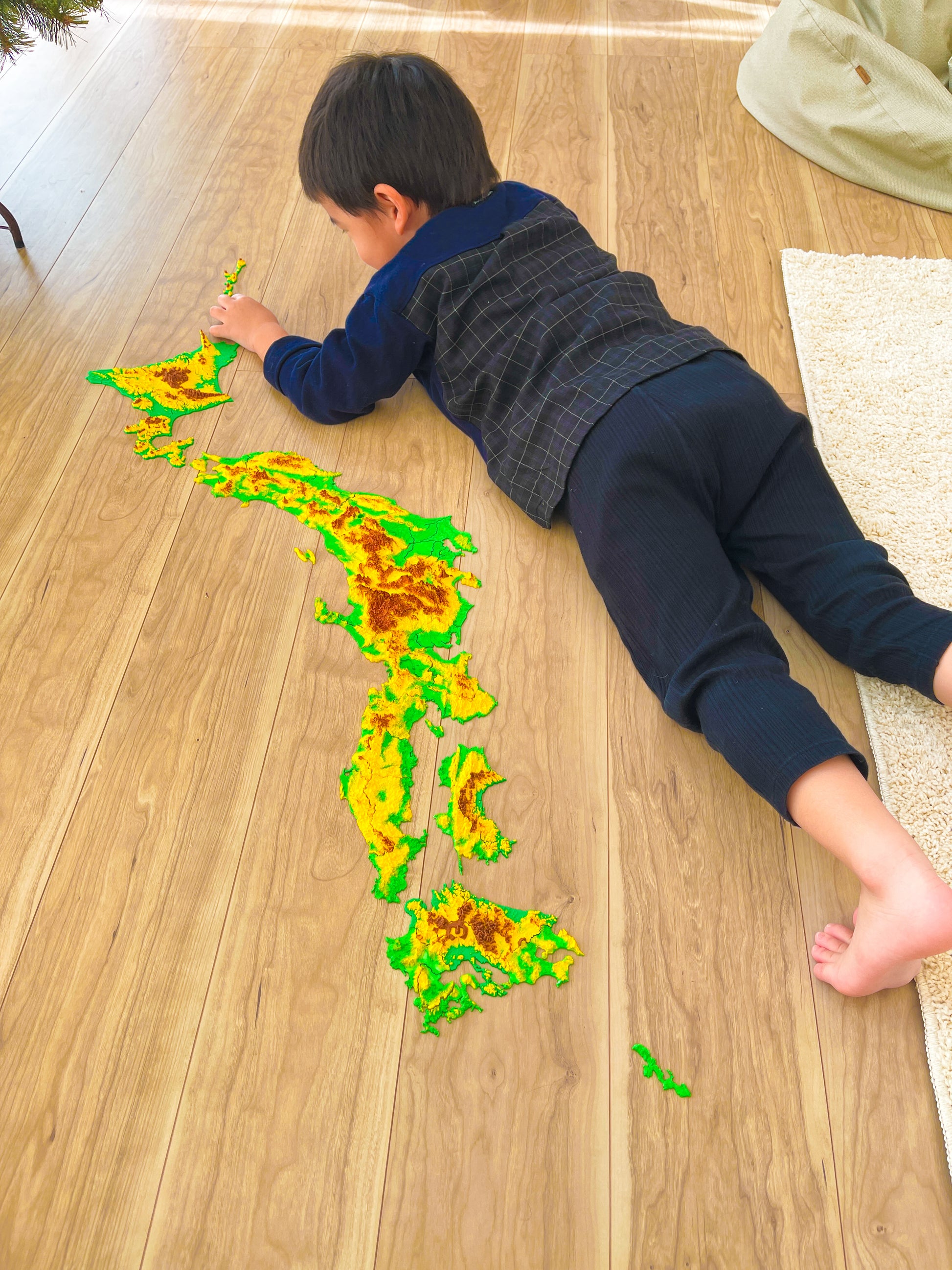 子どもが立体都道府県パズル、３D日本地図パズルで遊んでいる。