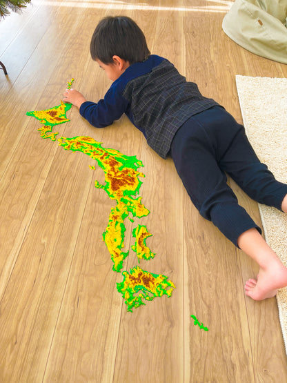 子どもが立体都道府県パズル、３D日本地図パズルで遊んでいる。