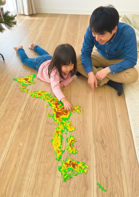 立体都道府県パズル、３D日本地図パズルで遊ぶ親子。