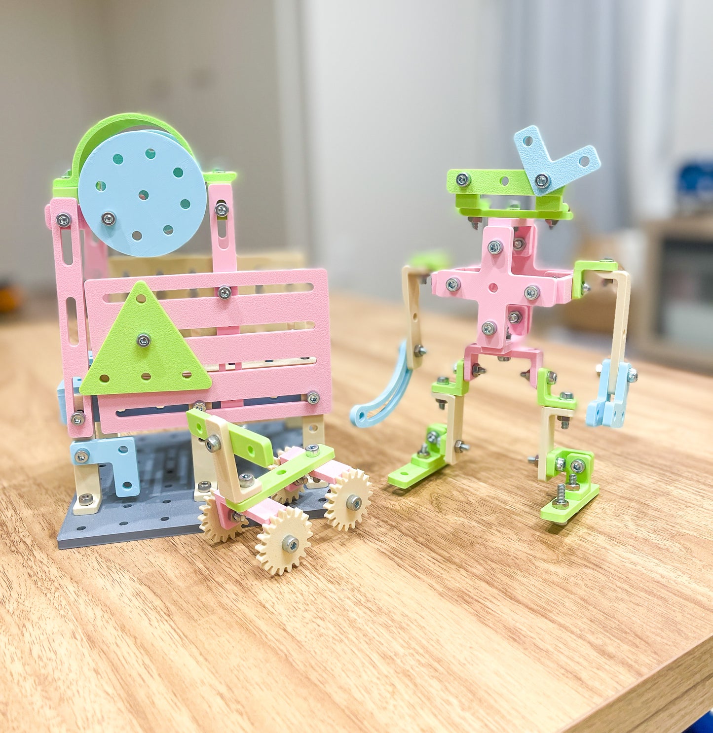 ねじで組み立てるプラメカの車やロボットの作品例。